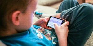 kids-like-mobile-games-picjumbo-com